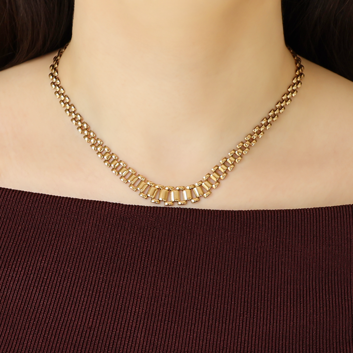 Model wears 9ct Yellow Gold Graduated Brick Link Necklace