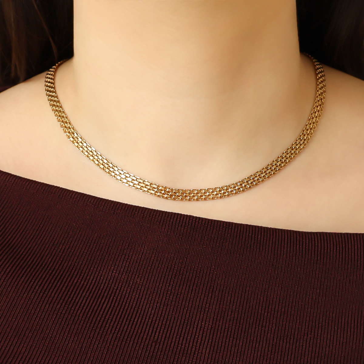 Model wears 9ct Yellow Gold 18” Diamond Cut Bismark Mesh Necklace