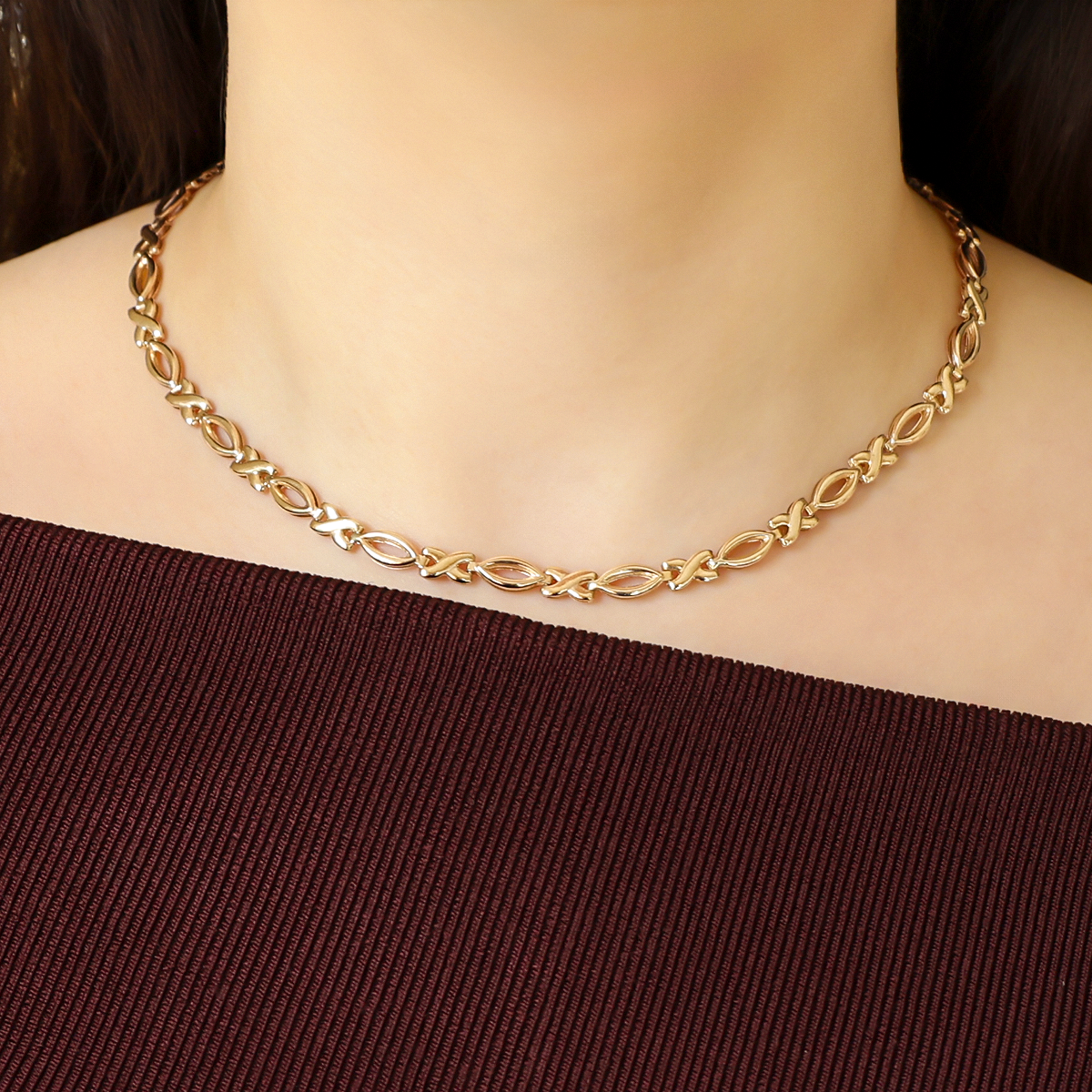 Model wears 9ct Yellow Gold Kiss & Marquise Link Necklace