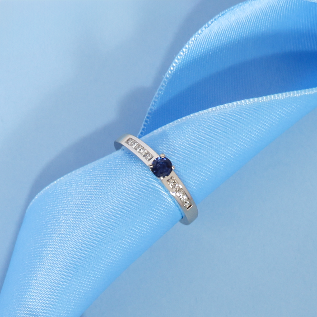 18ct White Gold Sapphire & Princess Cut Diamond Set Shoulders Solitaire Ring