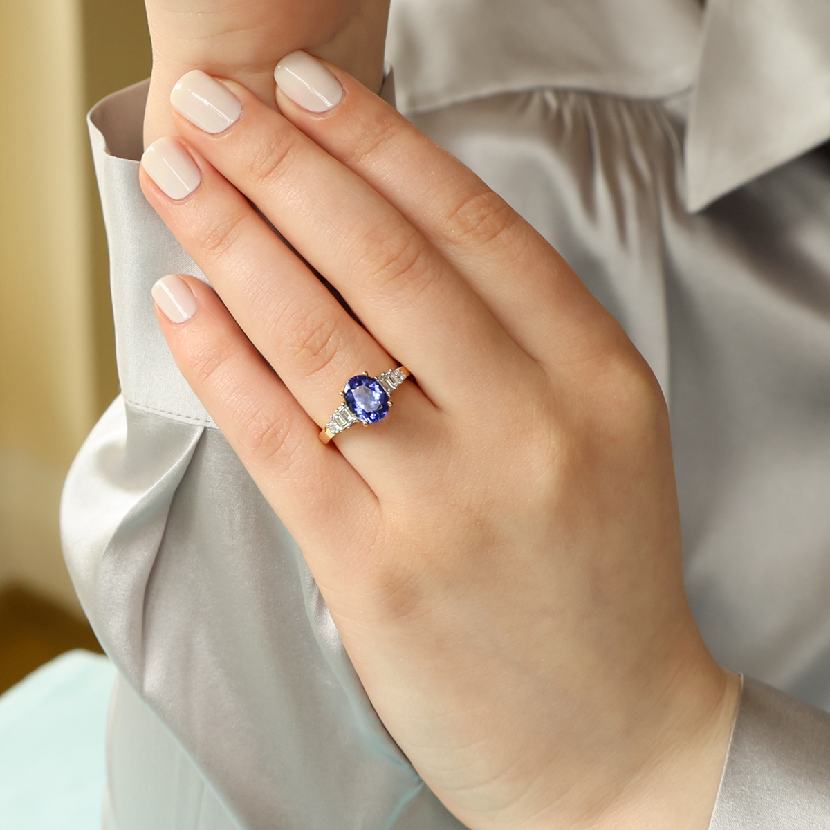 18ct Yellow Gold Oval Shaped Tanzanite & Diamond Set Shoulders Ring