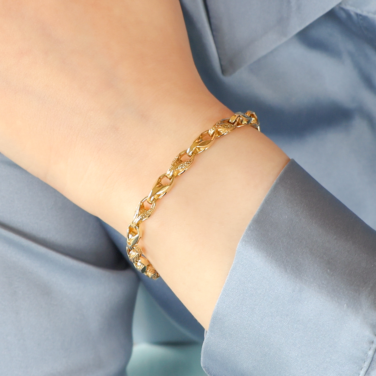 Model wears 9ct Yellow Gold 5mm Plain & Engraved Tulip Link Bracelet