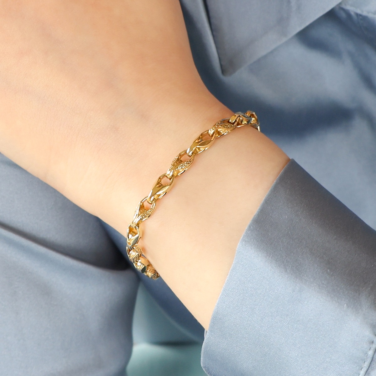 Model wears 9ct Yellow Gold 5mm Plain & Engraved Tulip Link Bracelet