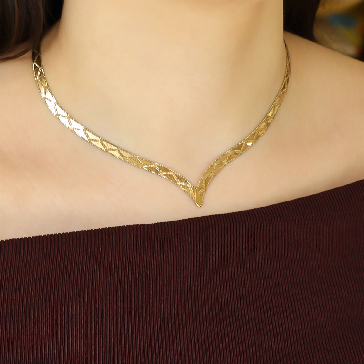 Model wears 9ct Yellow Gold V-Shape Patterned Herringbone Collarette Necklace