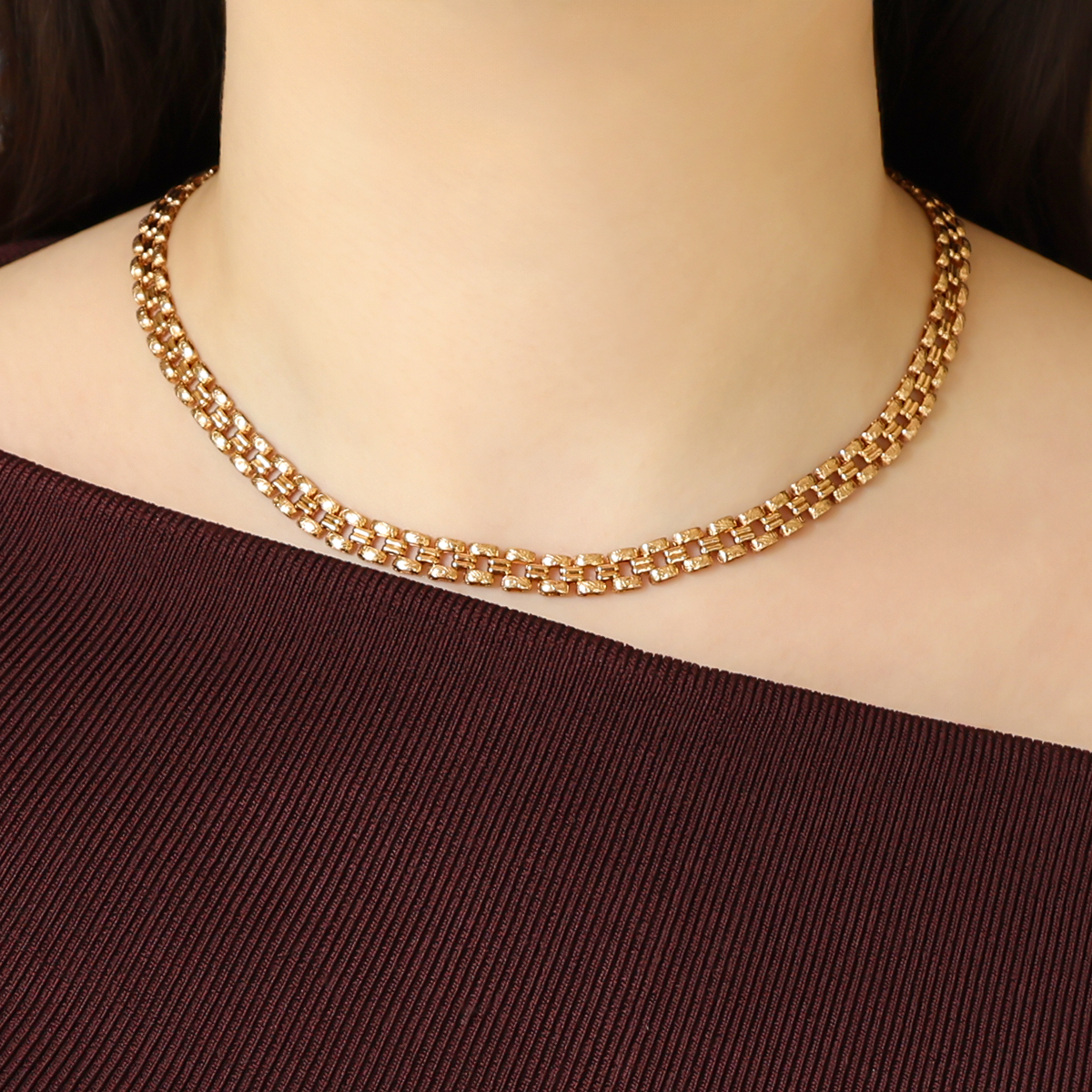 Model wears 9ct Yellow Gold Plain & Engraved Panther Link Necklace