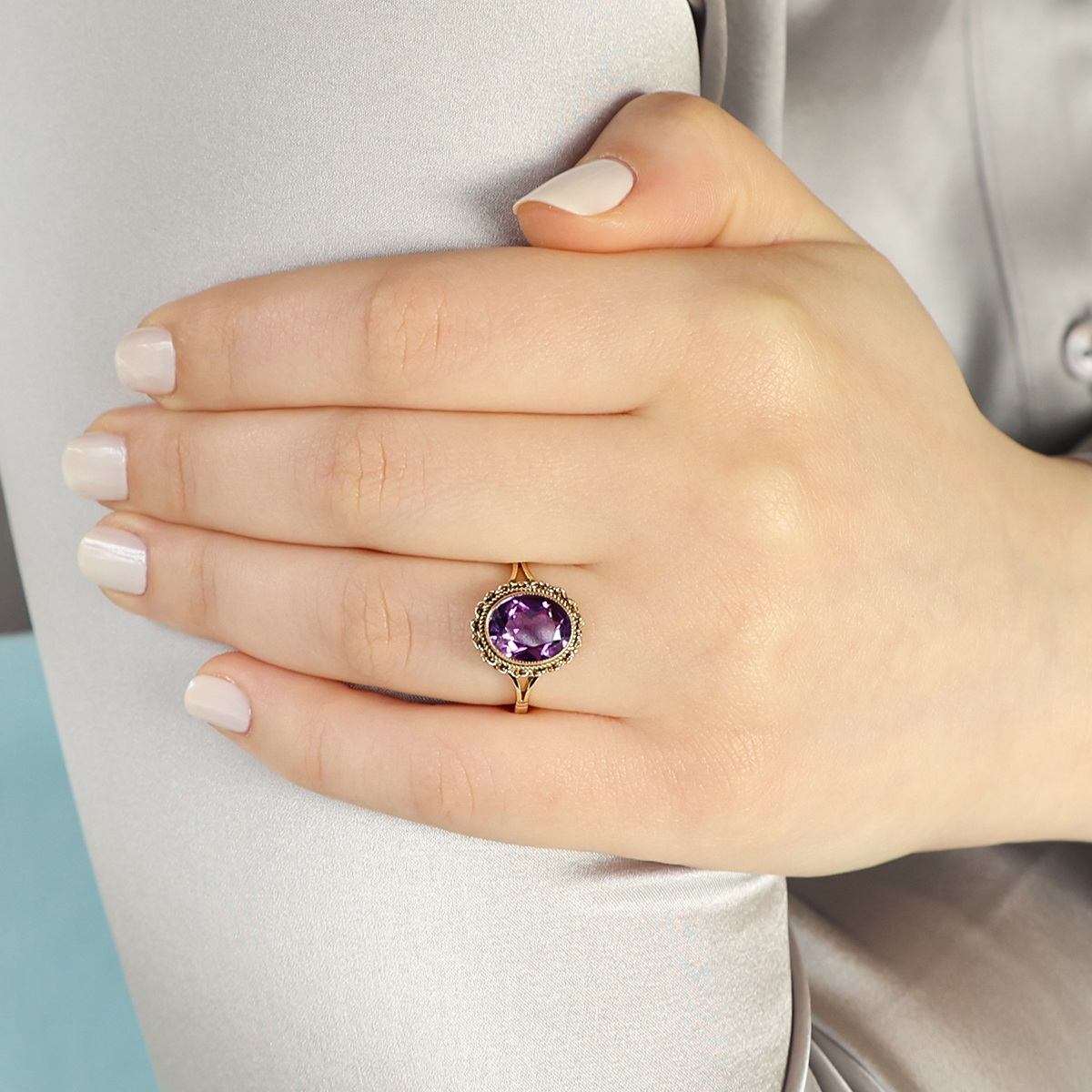 Model wears 9ct Yellow Gold Oval Shaped Amethyst Chain Link Dress Ring