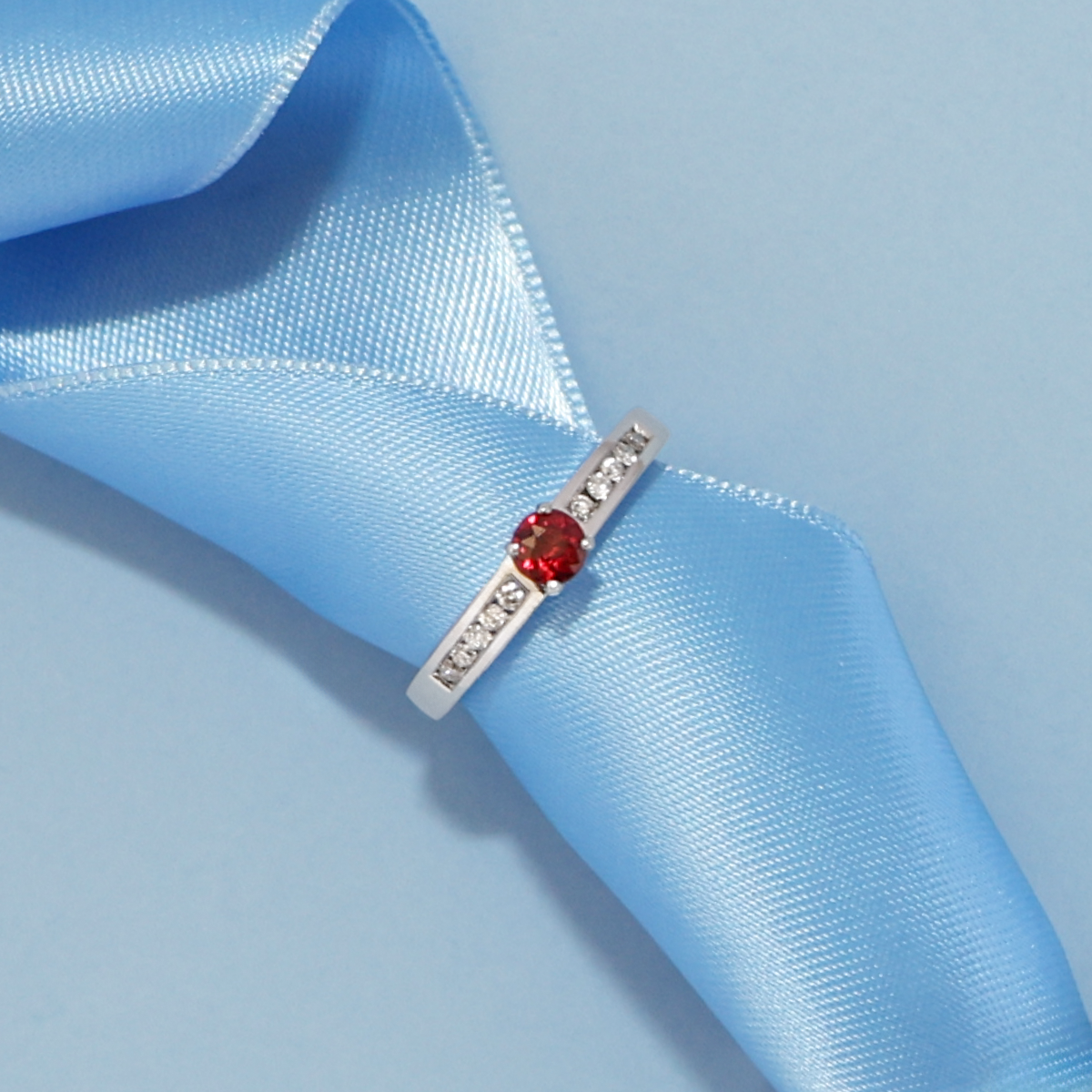 18ct White Gold Garnet & Diamond Channel Set Shoulders Solitaire Ring
