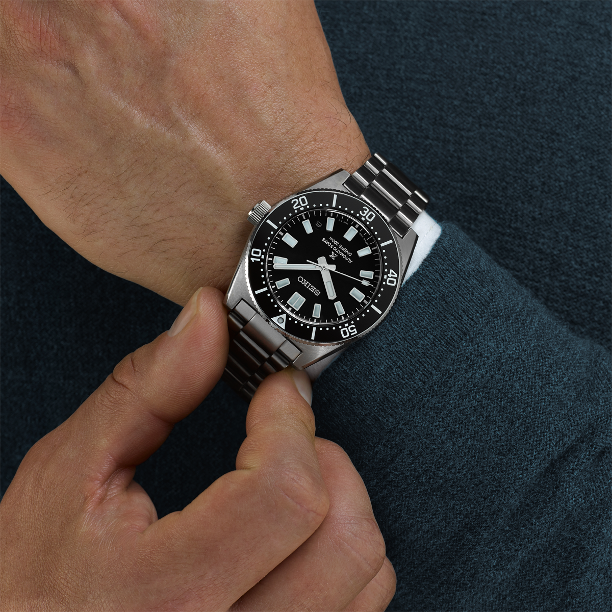 Model wears Seiko Prospex 1965 Heritage Diver’s Revival 3-day 300m In Cove Black - SPB453J1