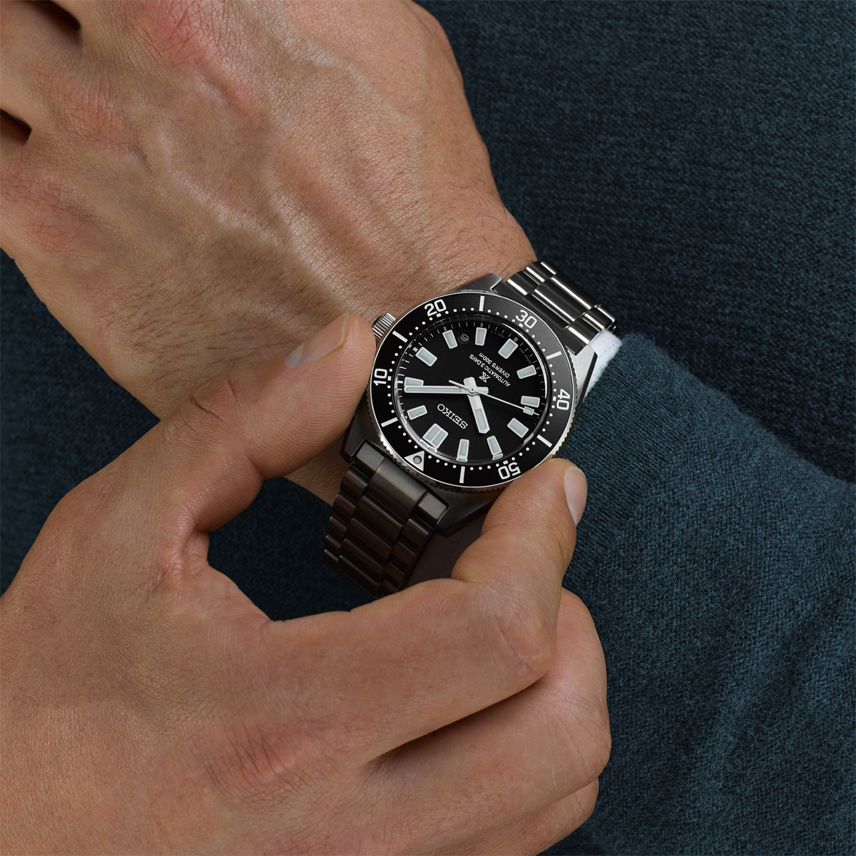Model wears Seiko Prospex 1965 Heritage Diver’s Revival 3-day 300m In Cove Black - SPB453J1